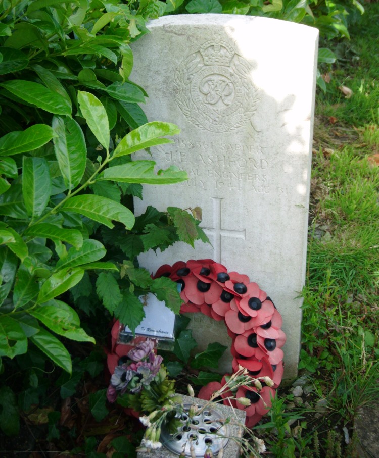 Commonwealth War Grave Martock United Reform Churchyard #1