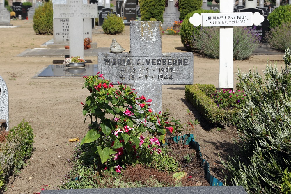 Grave Civilian Casualty Roman Catholic Churchyard Leende #1