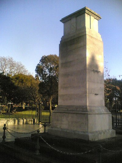 Oorlogsmonument Southall #1