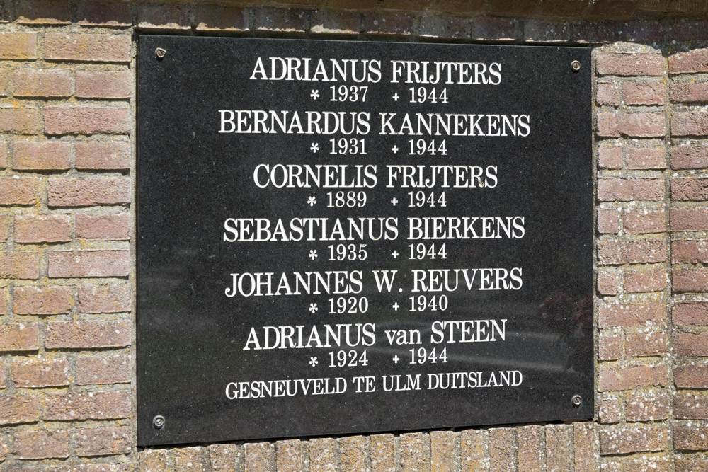 Dutch War Graves Roman Catholic Cemetery Fijnaart #2