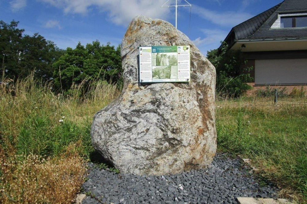 Liberation Route Marker 255: V-sign along the Rhine #2