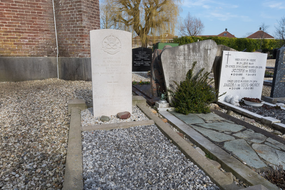 Commonwealth War Grave Roman Catholic Churchyard #3