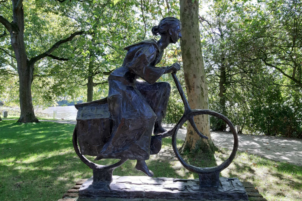 Monument Vrouw op Voedseltocht Leeuwarden #2