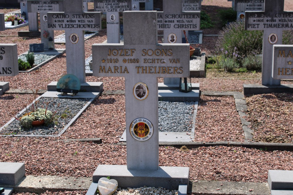 Belgian Graves Veterans Kinrooi #1