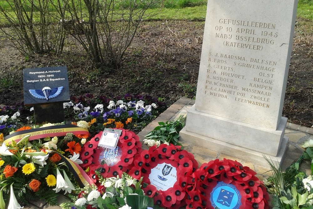 Memorial Katerveer near IJssel bridge #4