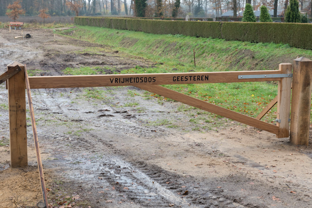 De oorlog is al lang voorbij als onderduiker Jaap per ongeluk wordt doodgeschoten door een vriend