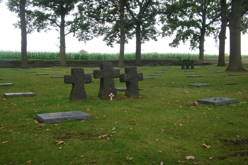 Duitse Oorlogsbegraafplaats Langemark #4