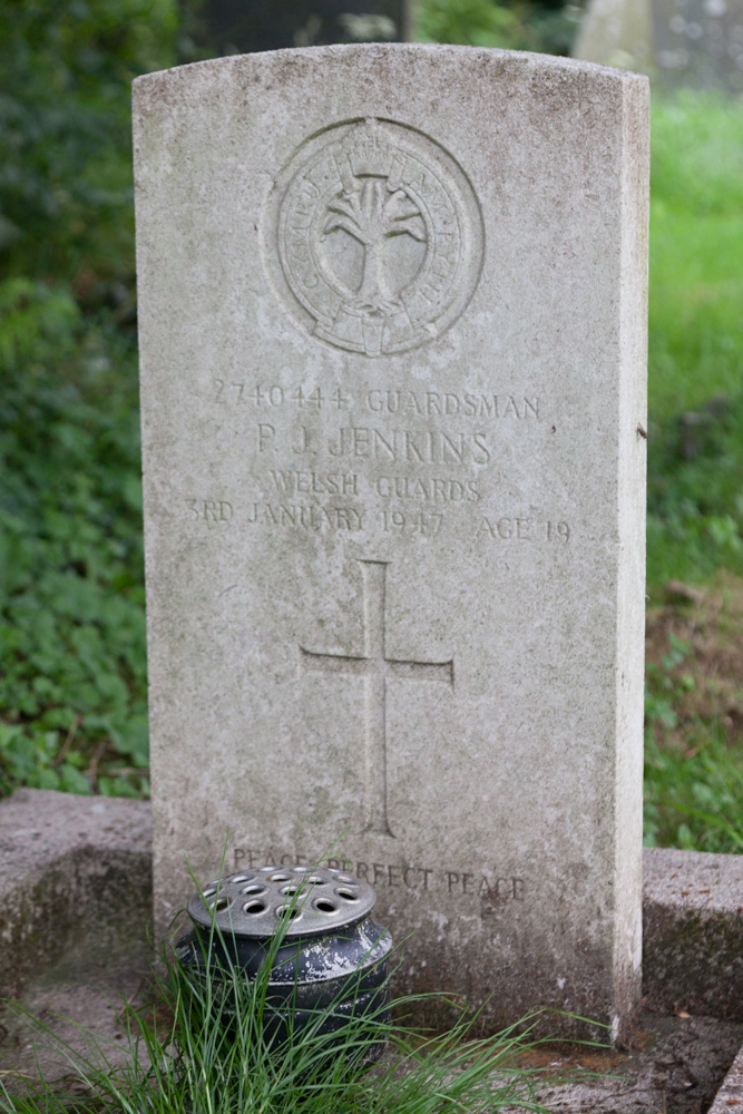 Oorlogsgraven van het Gemenebest St. Giles Churchyard #3