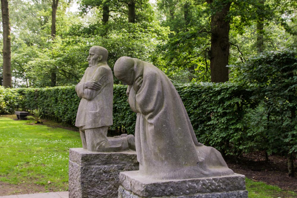 Monument Treurend Ouderpaar Vladslo #3