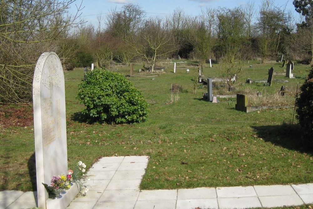 Oorlogsgraven van het Gemenebest St. Mary and All Saints Old Churchyard #1