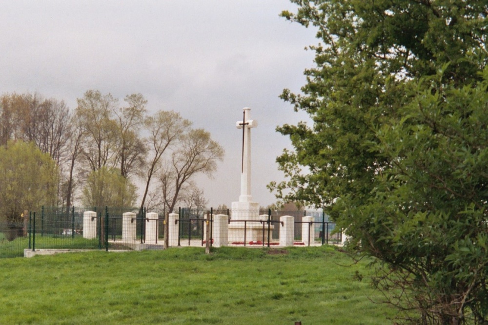Oorlogsbegraafplaats van het Gemenebest R.E. Grave (Railway Wood) #1