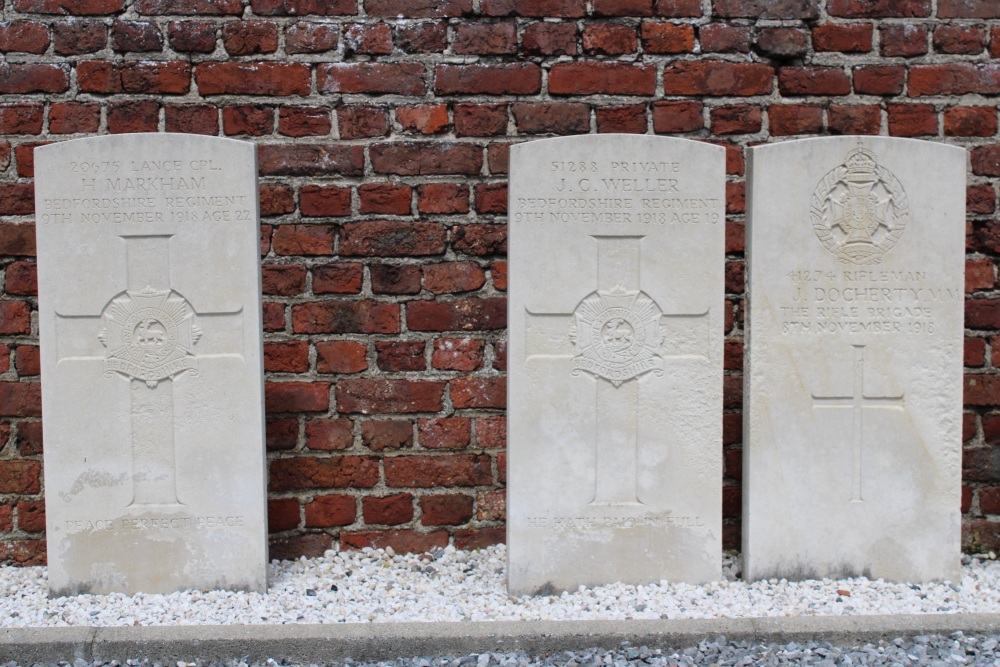 Commonwealth War Graves Bougnies #3