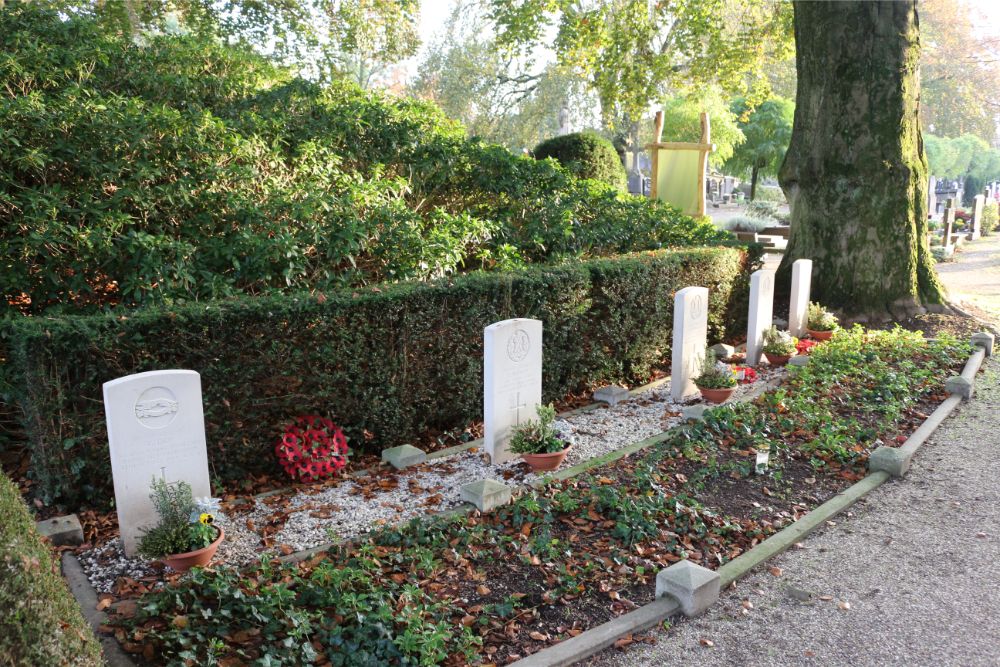 Commonwealth War Graves Roman Catholic Churchyard Sint-Oedenrode #3