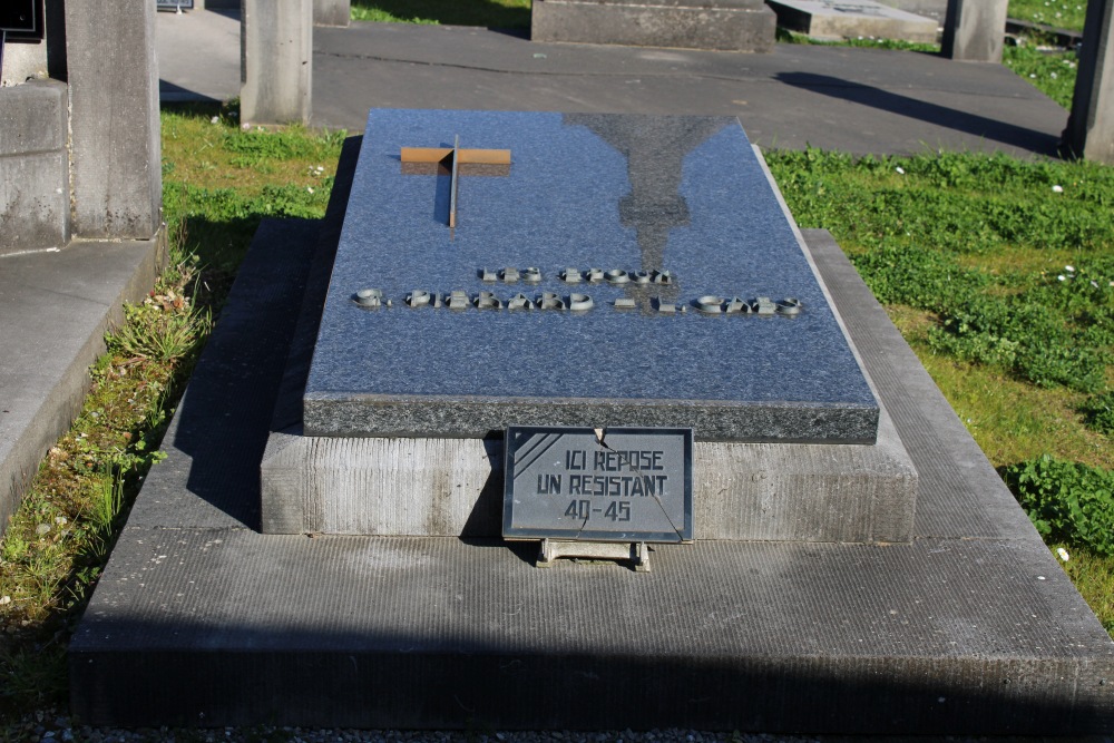 Belgian Graves Veterans Chapelle-Saint-Laurent