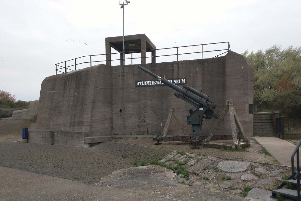 Spectaculaire schietdemonstratie met mitrailleur - Atlantikwall-museum Hoek van Holland