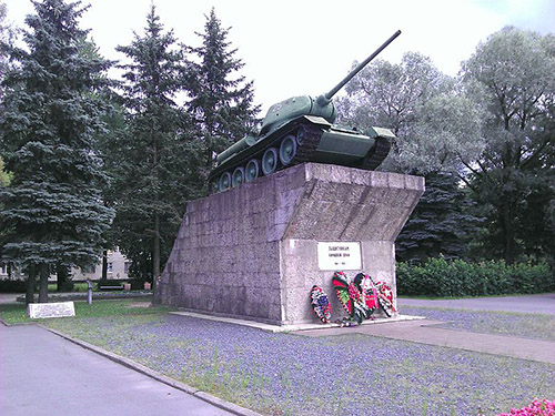 Monument Verdedigers Kirishi (T-34/85 Tank) #1