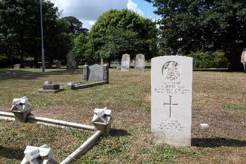 Commonwealth War Grave St. Nicholas Churchyard #2