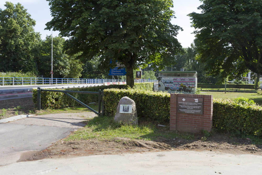 Monument Noodbrug Dieren #3