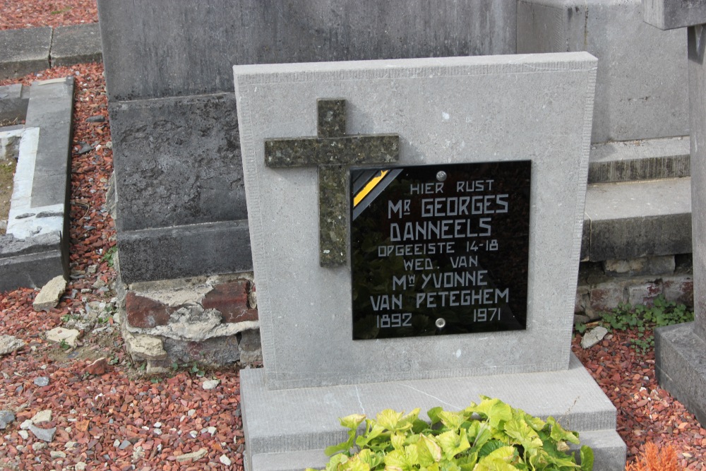 Belgian Graves Veterans Scheldewindeke Churchyard #4