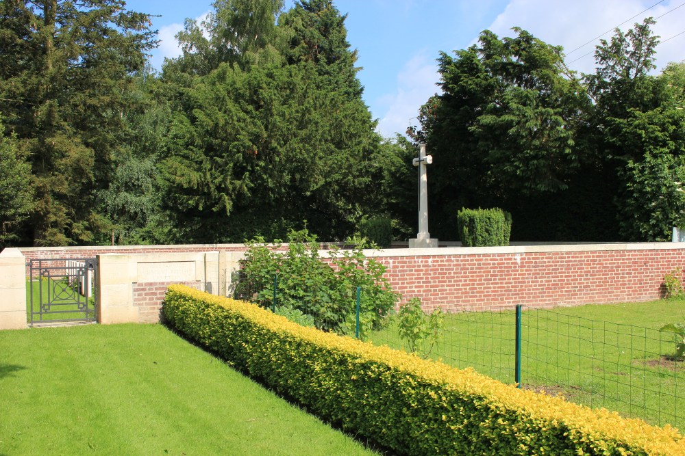 Commonwealth War Cemetery Bertincourt Chateau