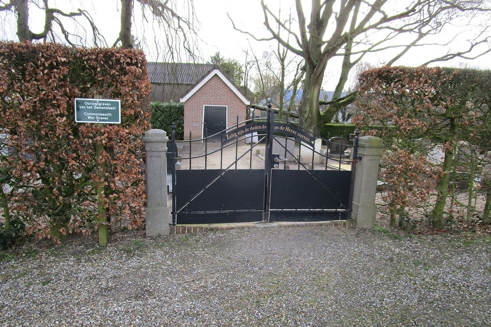 Commonwealth War Graves Reformed Churchyard Tull en 't Waal