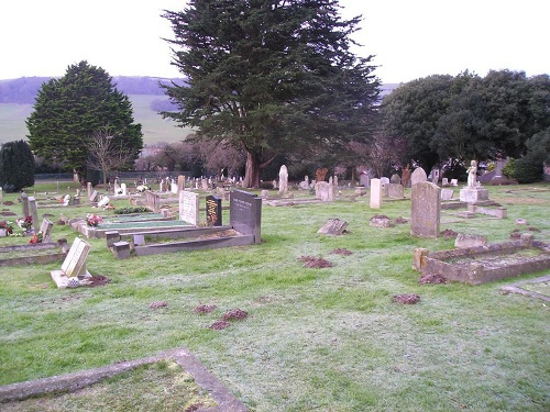 Commonwealth War Graves Wroxall Cemetery