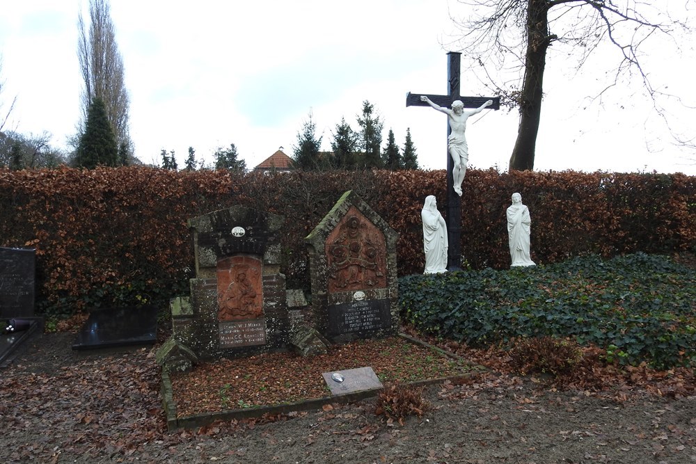 Gezamenlijk Graf Burgerslachtoffers R.K. Begraafplaats Hooge Zwaluwe #1
