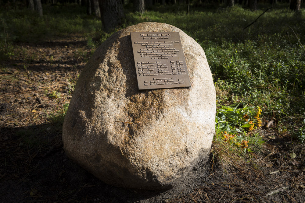 Memorial Stirling LJ 883 Planken Wambuis