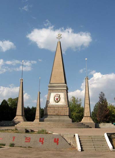 Massagraf Russische Soldaten & Monument 2e Garde Leger