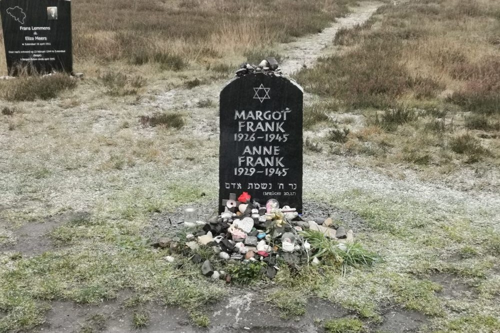 Graven Slachtoffers & Symbolische Grafstenen Concentratiekamp Bergen-Belsen