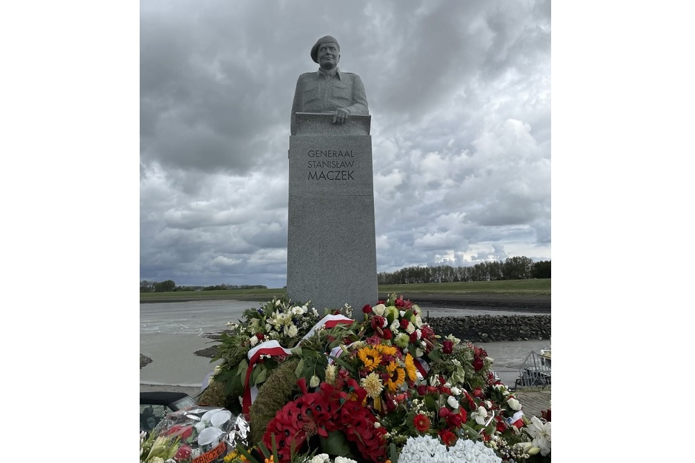 Monument Generaal Stanislaw Maczek