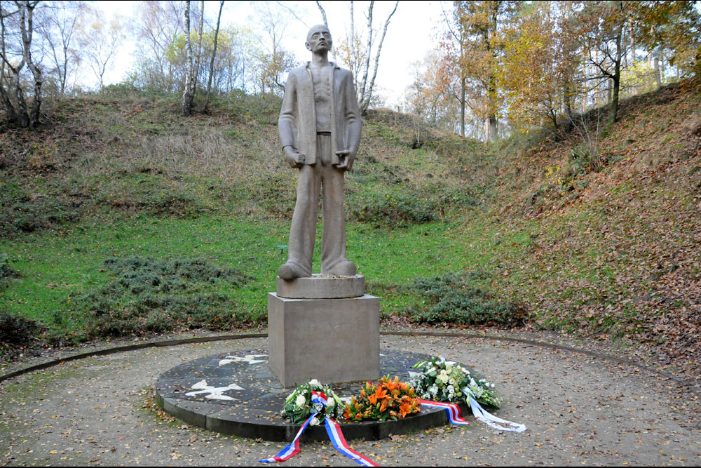 De Stenen Man Nationaal Monument Kamp Amersfoort Leusden TracesOfWar.nl De Stenen Man Nationaal Monument Kamp Amersfoort Leusden TracesOfWar.nl