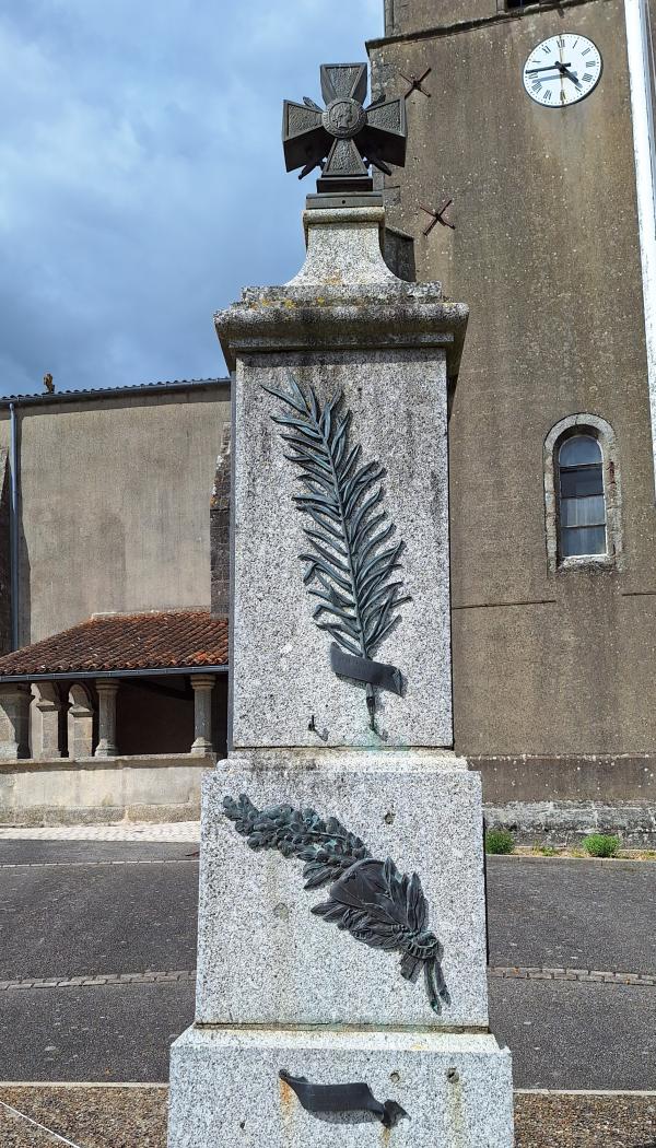 Oorlogsmonument Azay-sur-Thouet #2