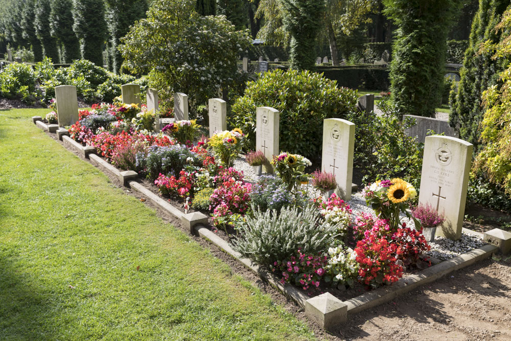 Commonwealth War Graves Municipal Cemetery North and South Oosterbeek #3