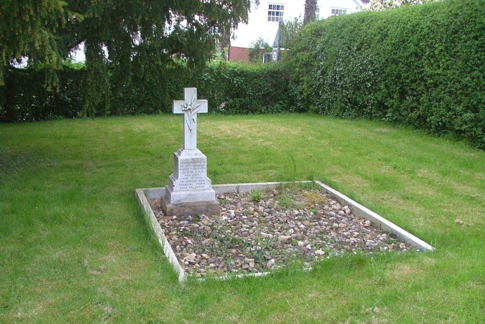 Commonwealth War Grave Great Sampford Baptist Chapelyard #1