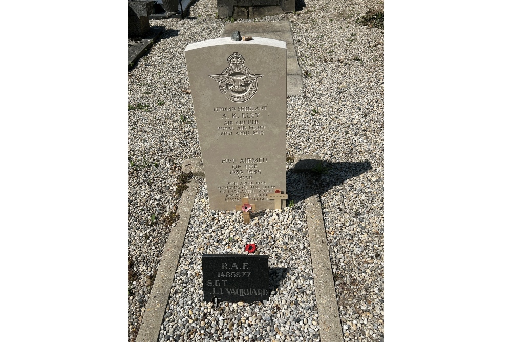 Commonwealth War Graves Merville-Franceville-Plage #4