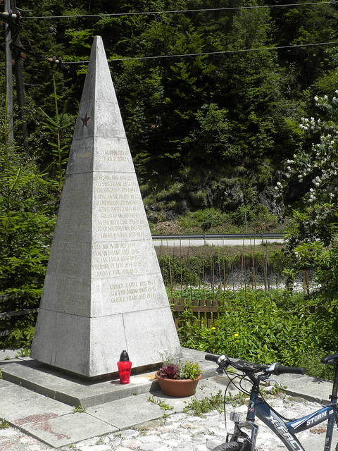 Monument Omgekomen Partizanen Solčava #1