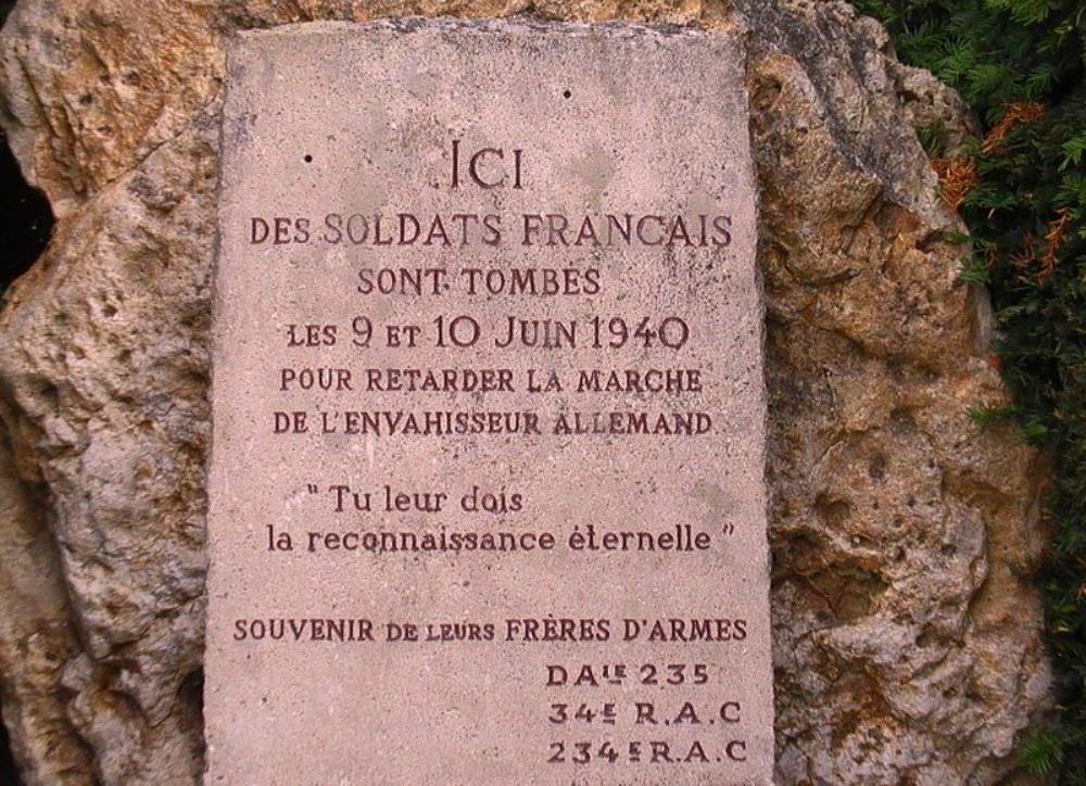 Memorial Killed French Soldiers Courcelles-sur-Seine #1