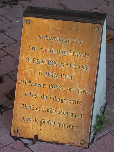 Monument Commando's First Special Brigade Saint-Aubin-d'Arquenay #4