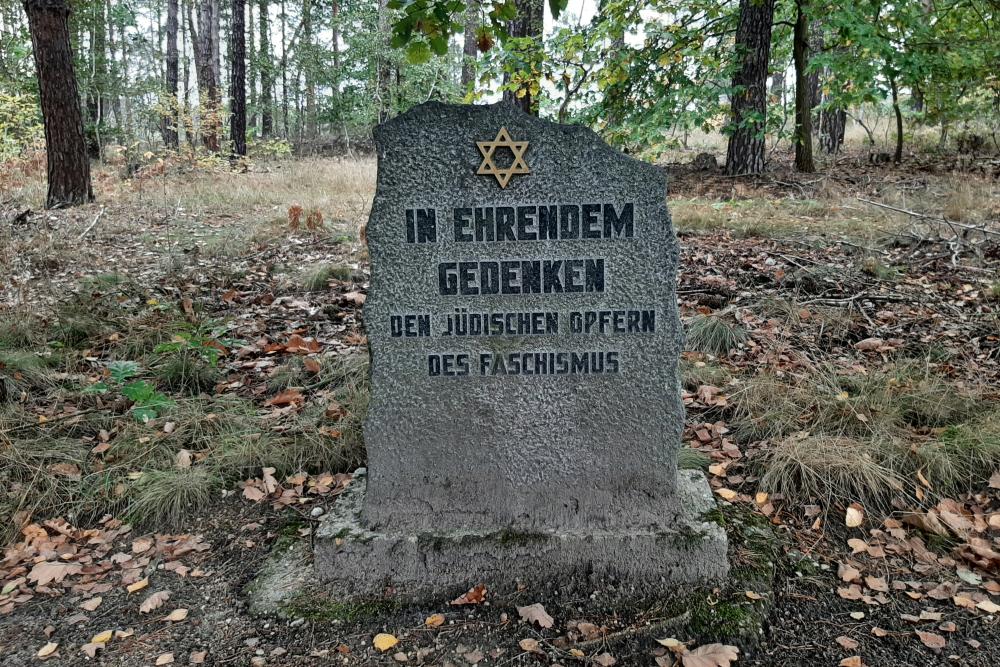 Monument Massagraf Kamp Nordfeld #1