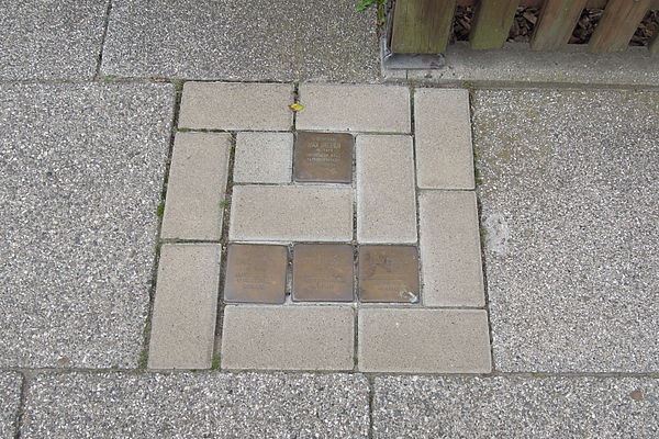 Stolpersteine Deichstrae 79 #1