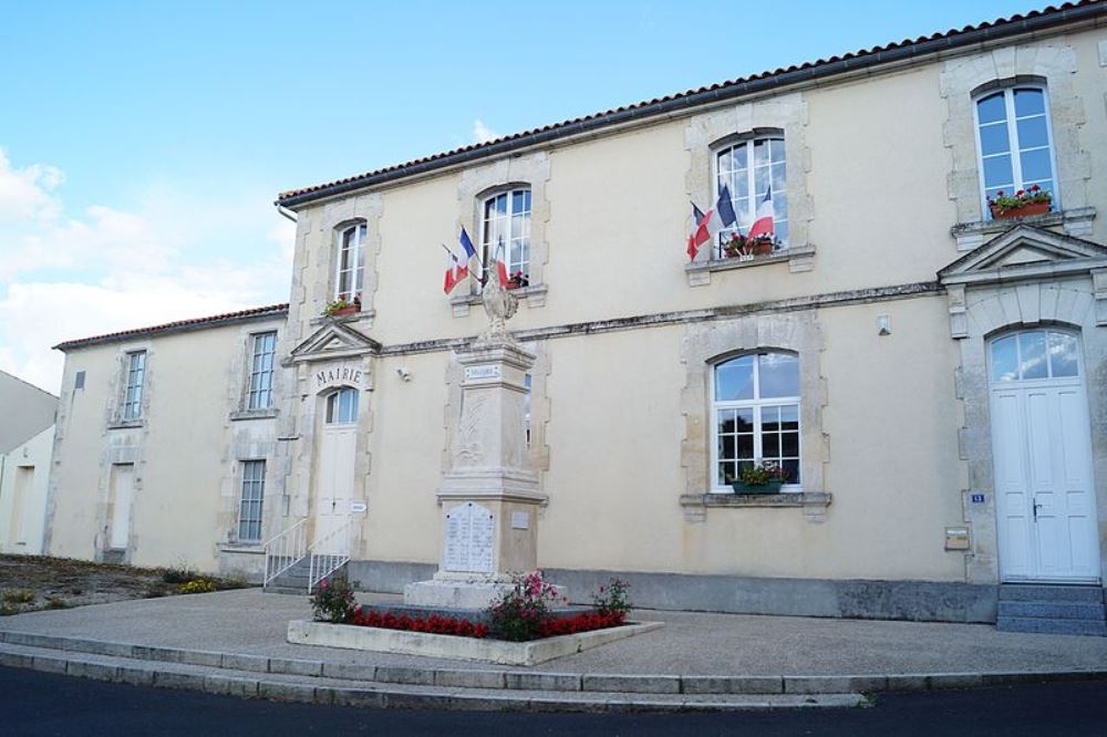 War Memorial Velluire #1