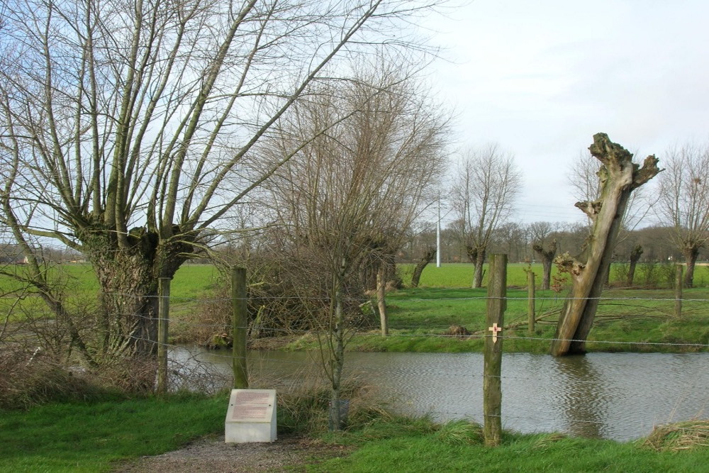 La Plaine au Bois Memorial Site - The Pond - Esquelbecq