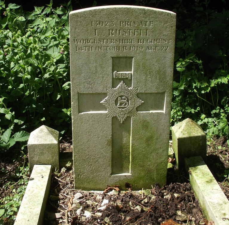 Commonwealth War Grave St. Mary Magdalene Churchyard #1