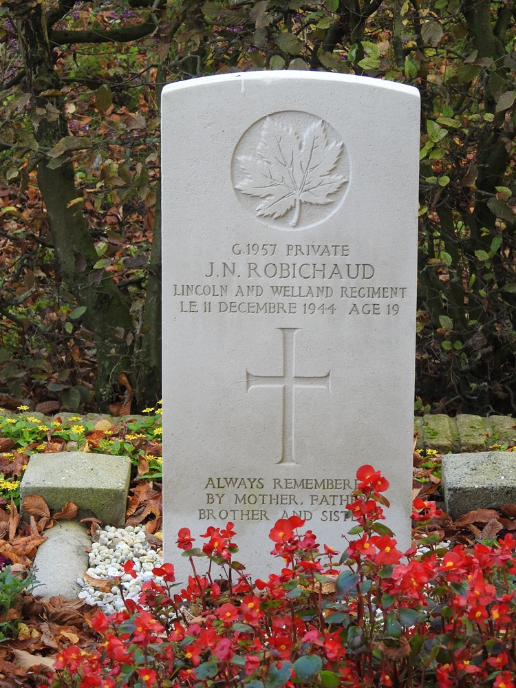Commonwealth War Graves Municipal Cemetery Rusthof #3