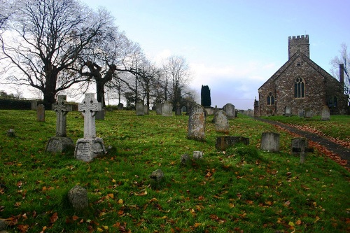 Commonwealth War Graves Holy Cross Churchyard