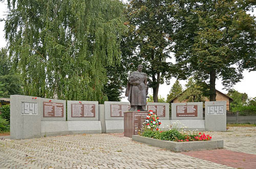 Massagraf Sovjetsoldaten & Oorlogsmonument Gostomel