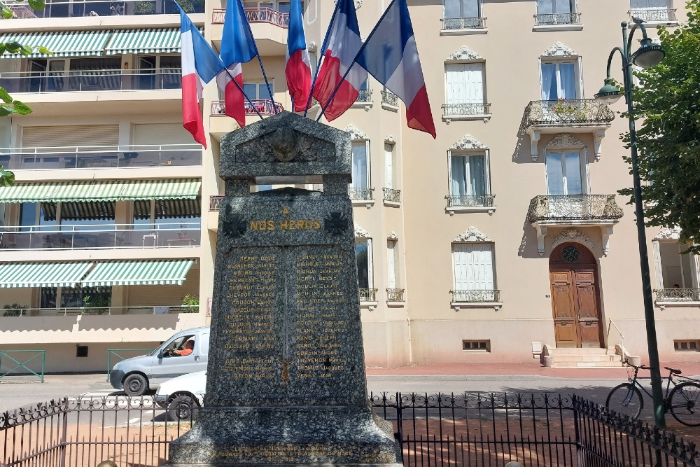 Oorlogsmonument Montrond les Bains #2