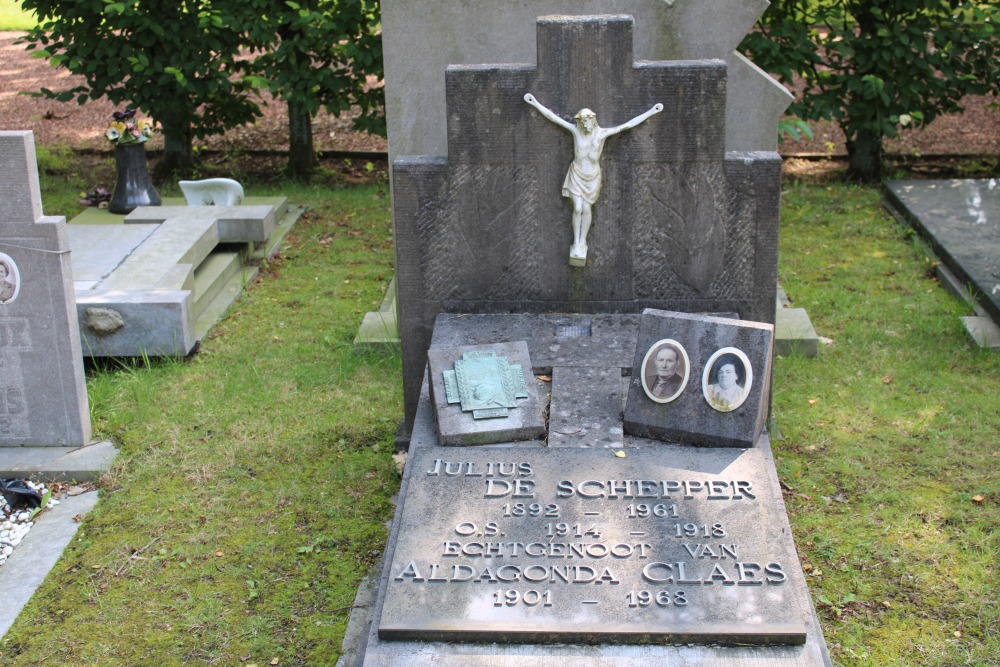Belgian Graves Veterans Lommel Center Cmetery #3