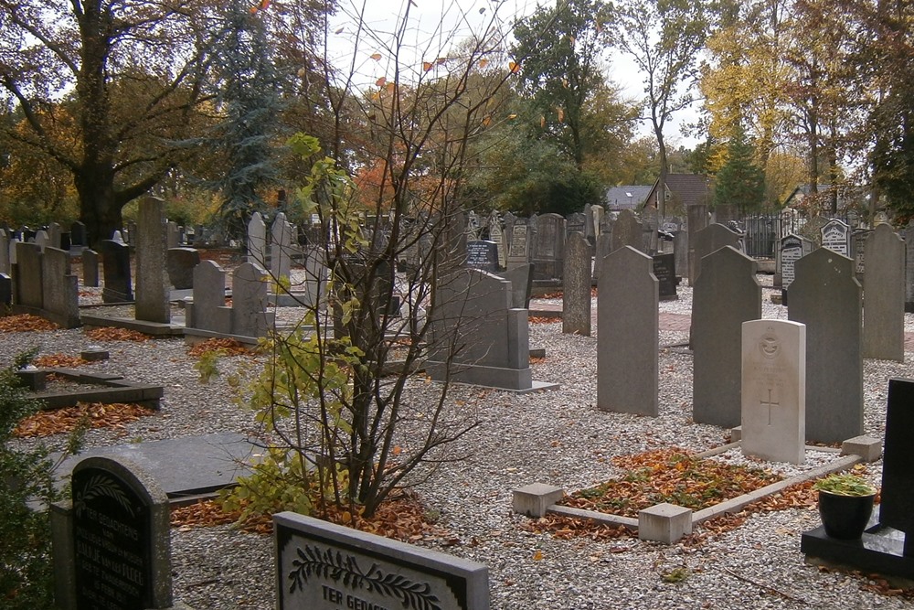 Commonwealth War Grave Municipal Cemetery Kollum #1